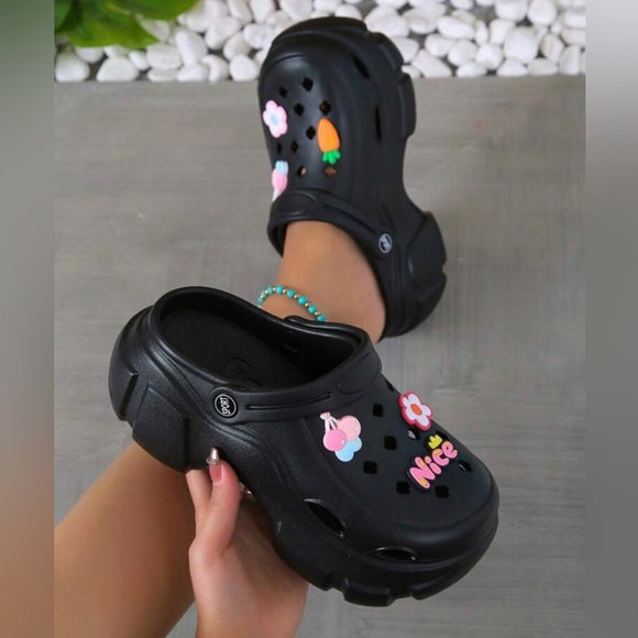 Fashion black clogs for women and flowers decor - Picture 3 of 4